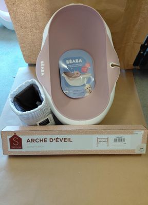 une boîte sur laquelle sont posés une tasse de café et un bol