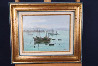 une image d'un tableau représentant un bateau dans l'eau