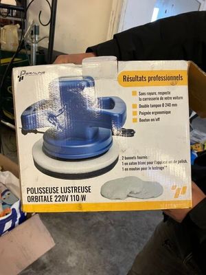 quelqu'un tient à la main une boîte contenant du matériel de polissage
