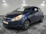 une photo d'une voiture bleue garée dans un garage
