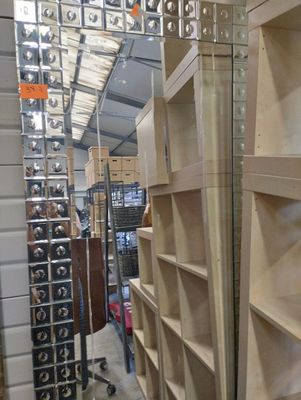 de nombreuses étagères se trouvant dans une pièce où il y a beaucoup de cartons