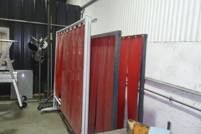une image représentant une pièce dans laquelle se trouve une cloison rouge