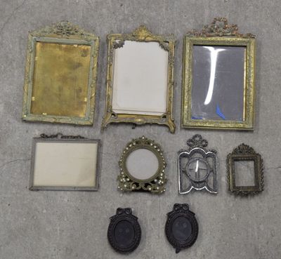 a lot of picture frames that are sitting on the floor