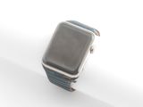 une Apple Watch argentée posée sur une surface blanche