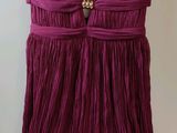 une photo d'une robe violette suspendue à un cintre
