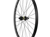 un gros plan d'une roue de vélo sur fond blanc