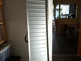 une porte ouverte dans une pièce au sol en bois
