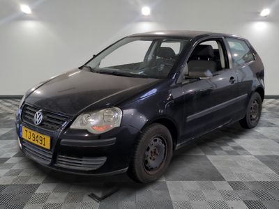 la photo d'une petite voiture noire garée dans un garage