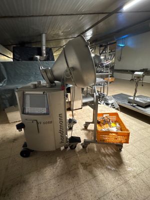 une machine qui se trouve dans une pièce avec un panier