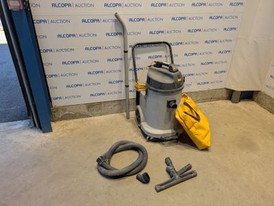 une photo représentant un aspirateur et un tuyau dans une pièce