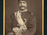 une vieille photo en noir et blanc d'un homme en uniforme