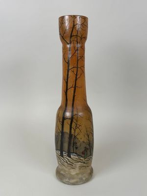 un vase en verre orné d'une peinture sur fond blanc