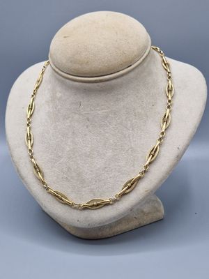 un collier à chaîne en or sur une tête de mannequin