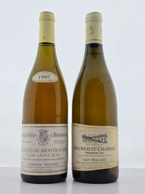 deux bouteilles de vin posées l'une à côté de l'autre sur une table