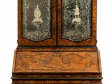 une vieille armoire en bois sur laquelle sont posés deux tableaux