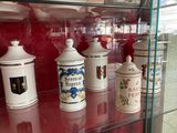 une vitrine en verre sur laquelle sont exposés de nombreux types de bocaux différents