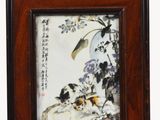 peinture chinoise représentant des oiseaux et des fleurs, dans un cadre en bois, sur fond blanc