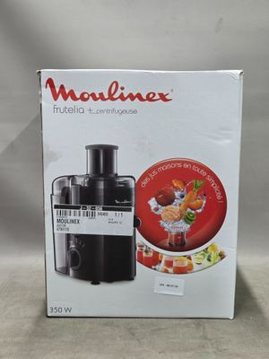 La boîte d'un extracteur de jus est posée sur une table