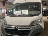 une camionnette blanche garée dans un garage