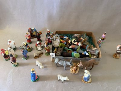 de nombreuses figurines qui se trouvent dans une boîte posée sur la table