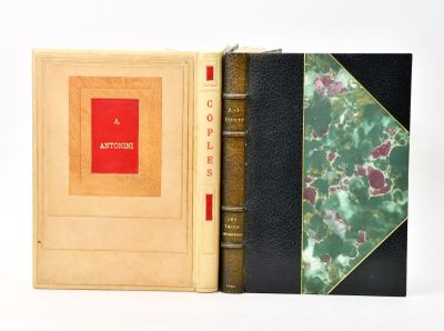 deux livres posés l'un à côté de l'autre sur une surface blanche