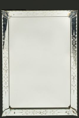 un miroir ancien plaqué argent orné d'un motif floral