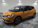 une voiture jaune est garée dans une pièce au sol en damier