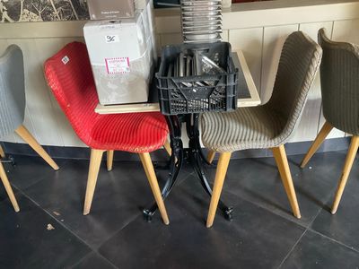 trois chaises et une table au milieu d'une pièce