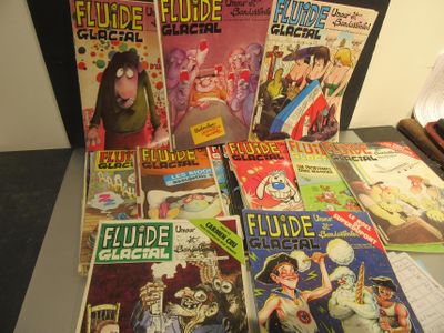 un grand nombre de bandes dessinées sur une table