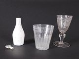 trois vases en verre et une bouteille posés sur une table