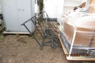 un tas de cartons et de chaises dans la cour