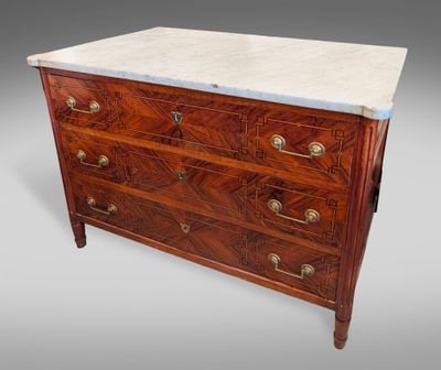 Commode En bois et bois de placage ouvrant par trois tiroirs…