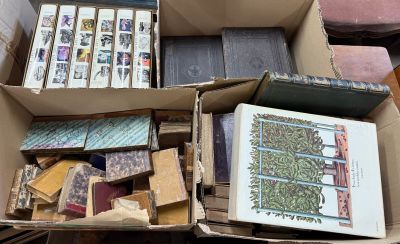 une boîte pleine de livres posée sur le sol