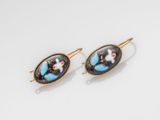 une paire de boucles d'oreilles en or et émail ornées de fleurs