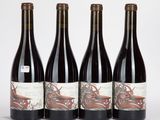 trois bouteilles de vin posées l'une à côté de l'autre sur une table