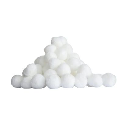 une pile de boules de coton empilées les unes sur les autres