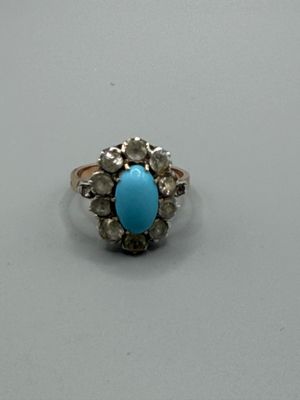 Gros plan sur une bague ornée d'une turquoise