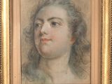 portrait d'une jeune femme dans un cadre doré