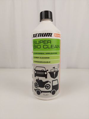 Une bouteille de « Super Clean » est posée sur une surface blanche