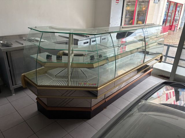 Vitrine réfrigérée groupe logé service arrière de marque JORDAO. ...