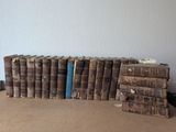 plusieurs vieux livres empilés sur une table