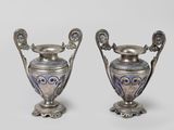 une paire de vases en argent ornés de motifs bleus et blancs