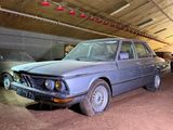 une voiture garée dans un garage à côté d'autres voitures