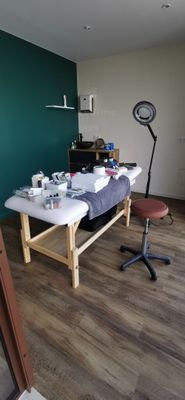 une pièce dans laquelle se trouvent une table et une chaise
