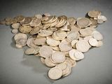 beaucoup de pièces qui sont sur la table