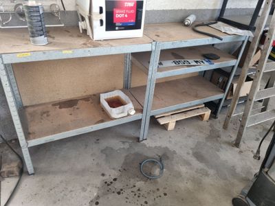 un micro-ondes posé sur un établi dans un garage
