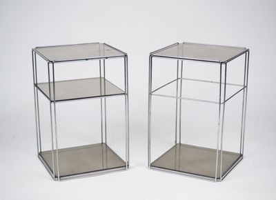 paire de tables d'appoint en chrome et en verre avec des étagères