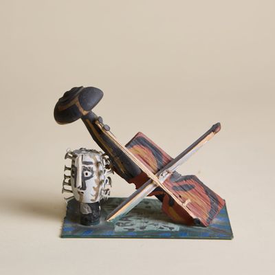 une figurine représentant une batte de baseball, un gant et une balle posée sur une table