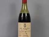 une bouteille de vin posée sur une table