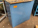 une photo d'une armoire bleue dans un atelier